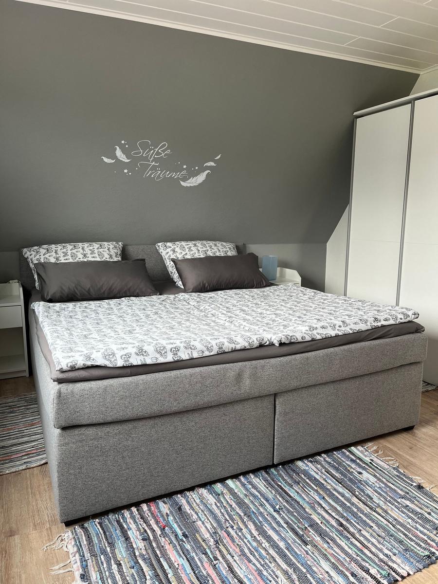 Schlafzimmer mit komfortablem Boxspringbett