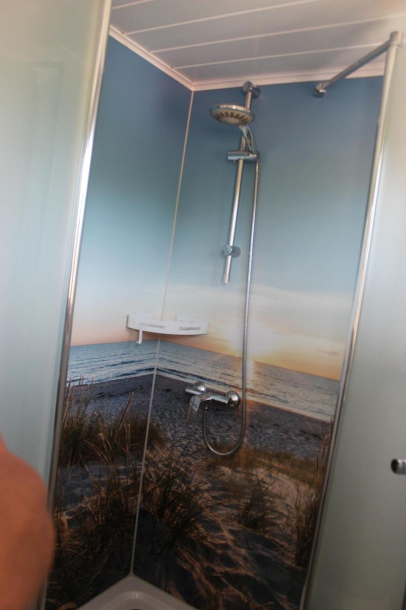Modernes Bad mit Dusche