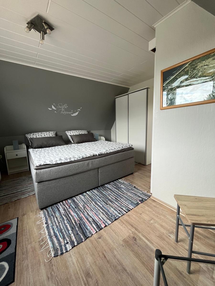 Schlafzimmer mit Zugang zum Balkon