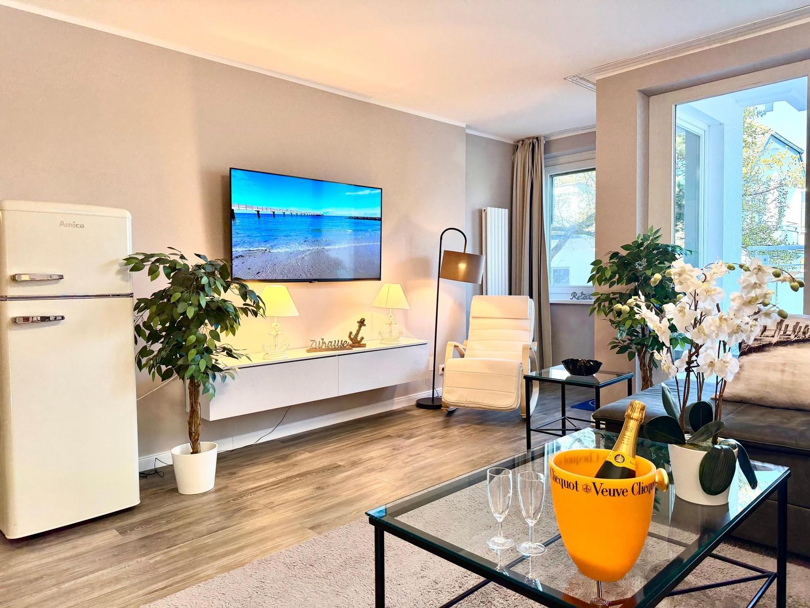 Gemütliches Wohnzimmer mit TV