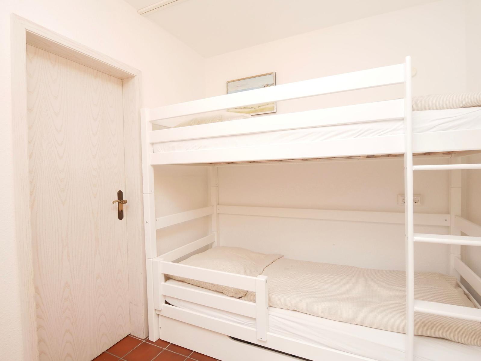 Zimmer mit Doppelstockbett, Tür und Wandbild