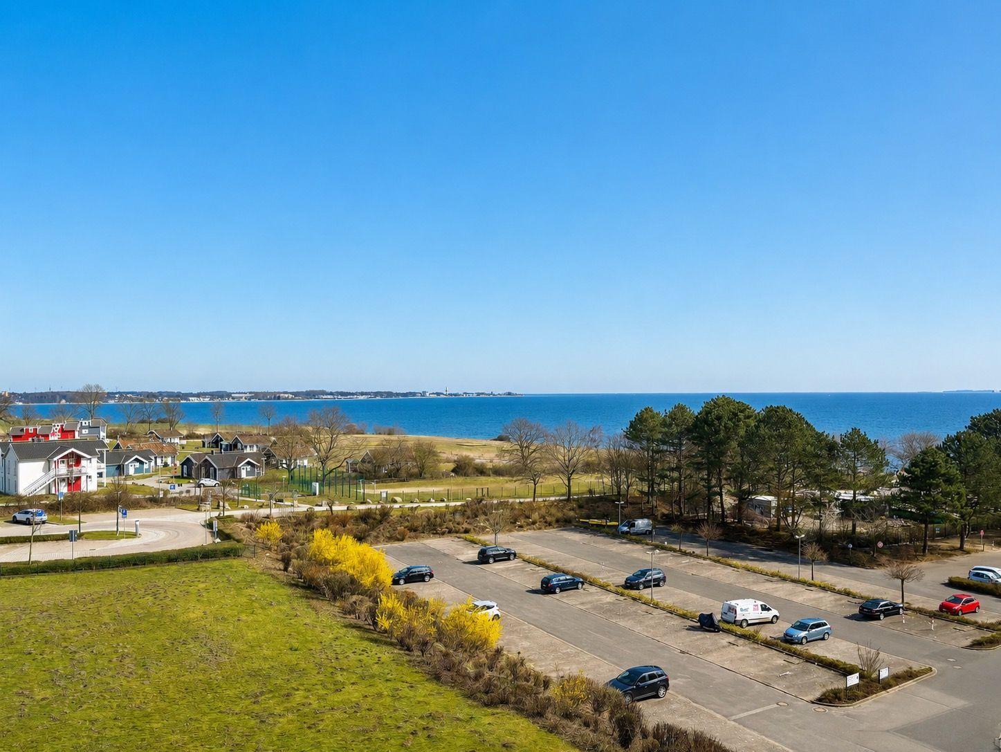 Parkplatz mit Blick auf das Meer und Bäume