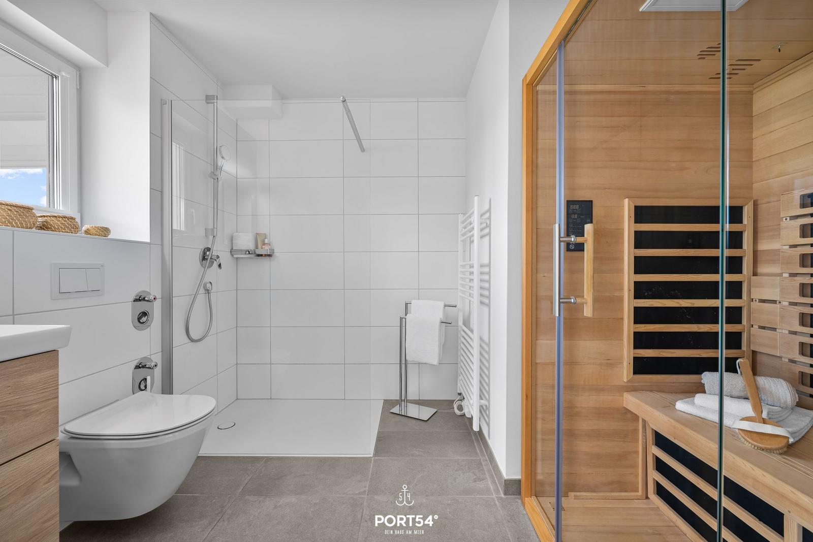 Badezimmer mit Dusche, Toilette und Sauna