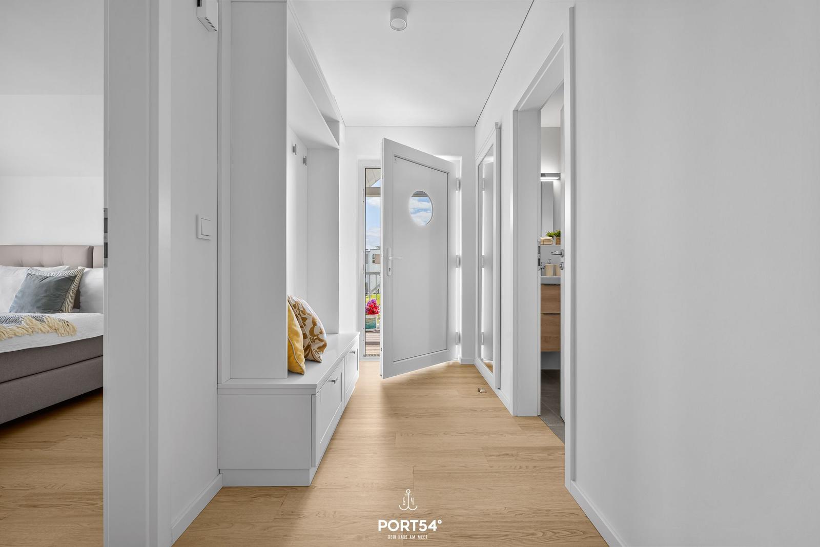 Flur mit Schlafzimmer, Bad und Tür zum Balkon mit Blick auf das Meer.