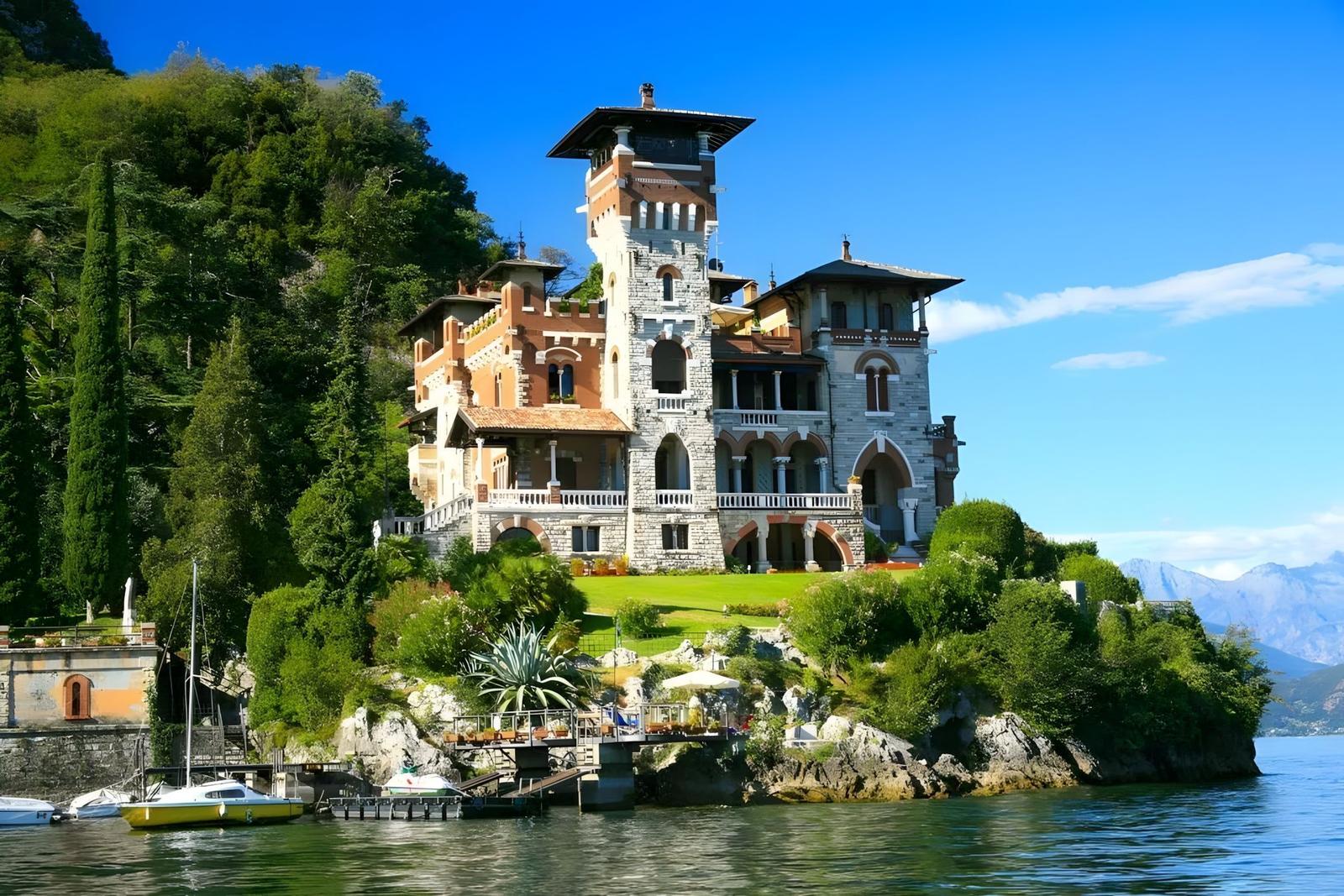 Schlossartige Villa am Seeufer mit Terrasse und Bootsanlegestelle.