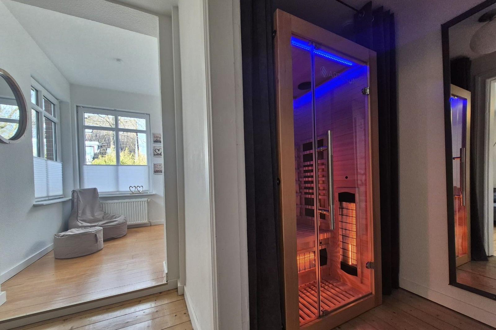 Innenraum mit Sauna und Sitzgelegenheit vor Fenster