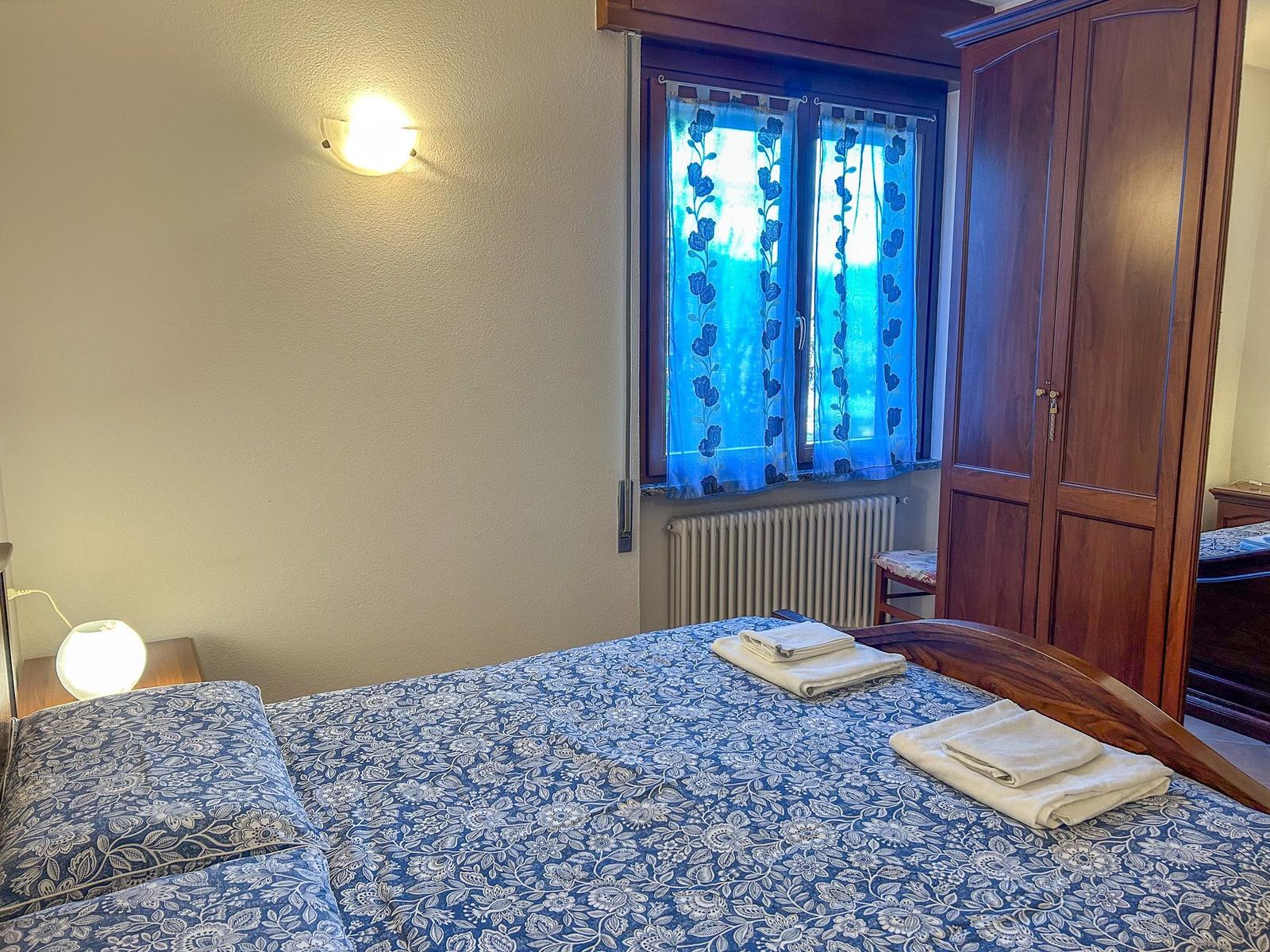 großes Doppelbett mit elegantem Blumenmuster
