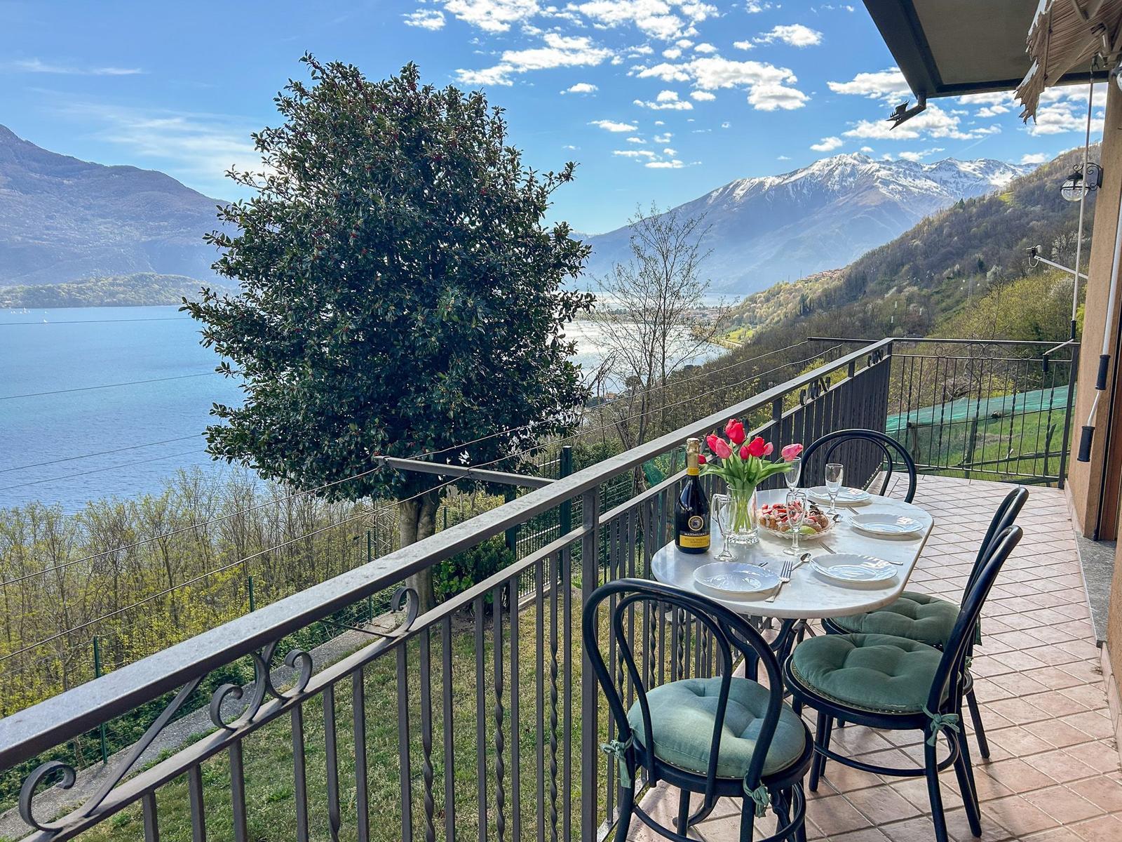 Balkon mit Esstisch ideal für Frühstück und Kaffeetrinken