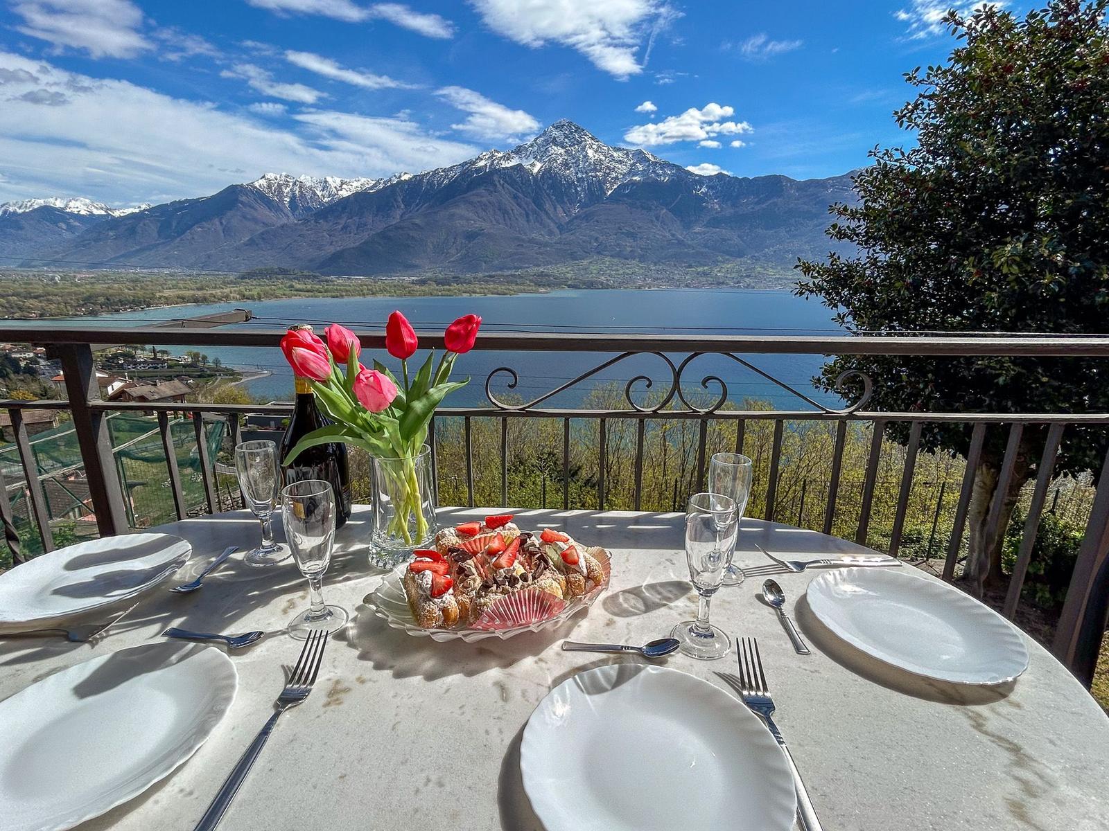 Balkon mit unschlagbarer Aussicht auf Berge