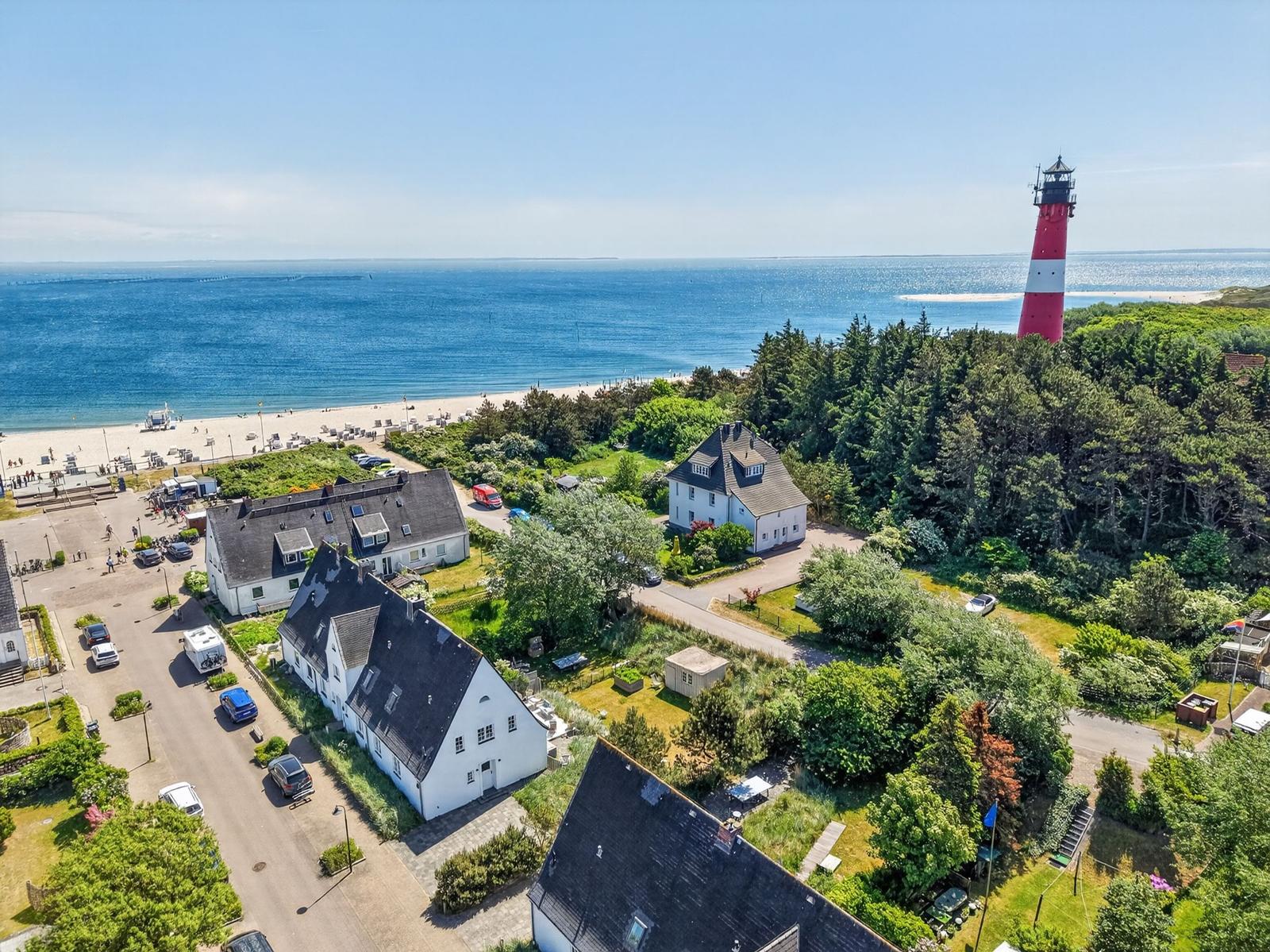Haus mit Blick auf Strand und Leuchtturm