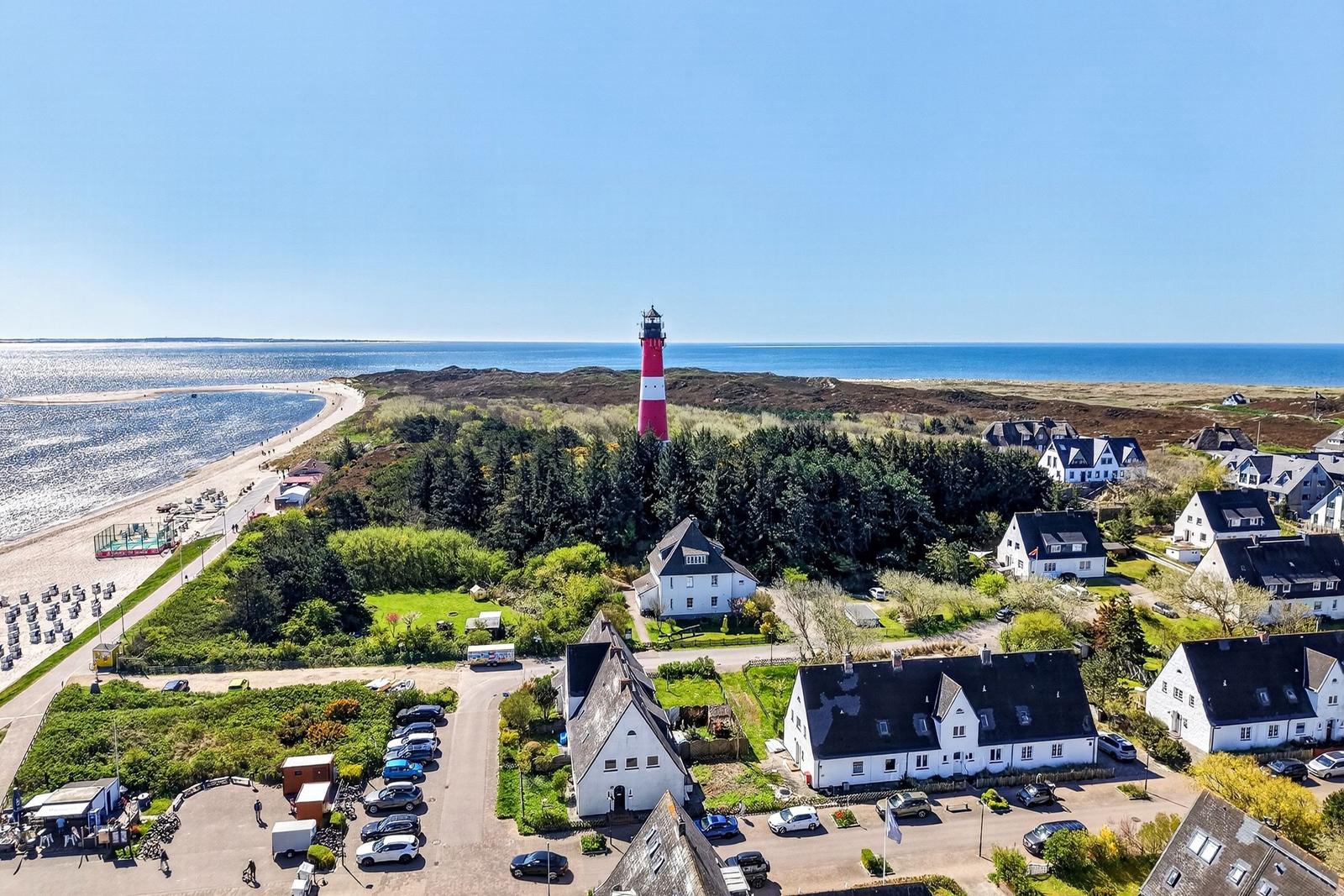 Haus mit Blick auf Leuchtturm und Strand
