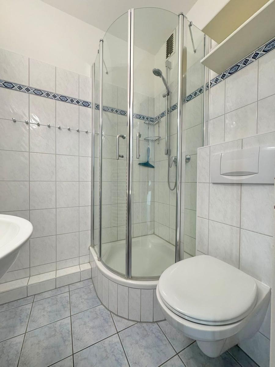 Badezimmer mit Dusche, Toilette und Waschbecken