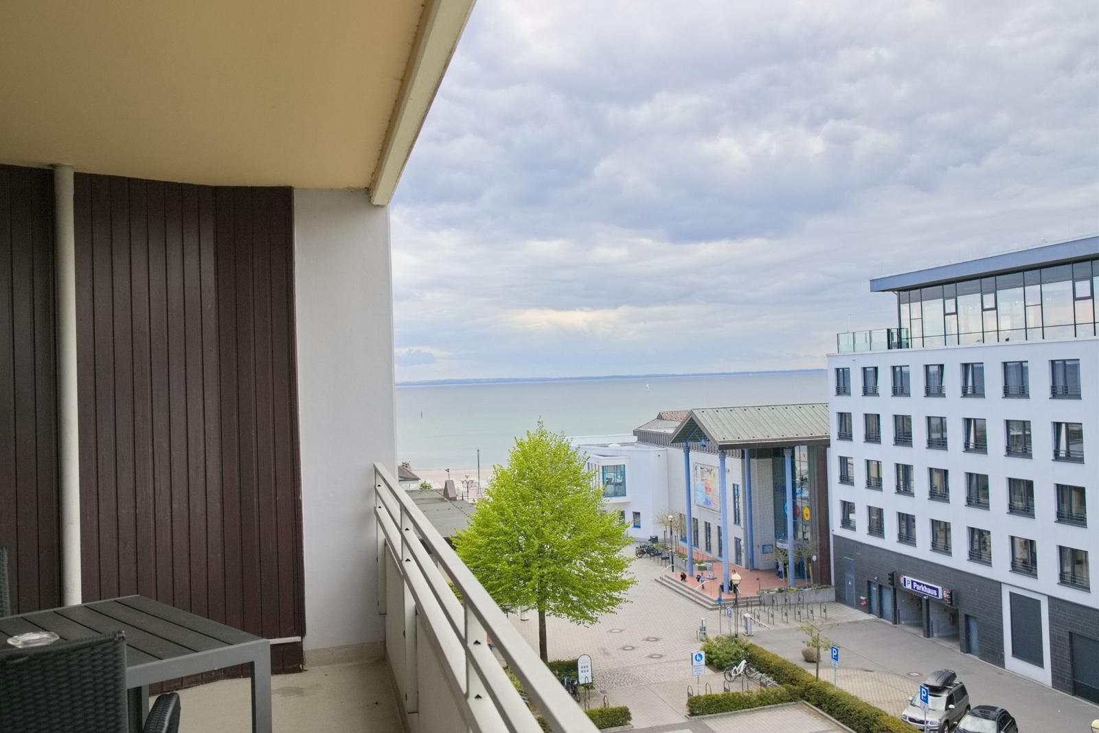 Balkon mit Tisch bietet Blick auf See und Stadt