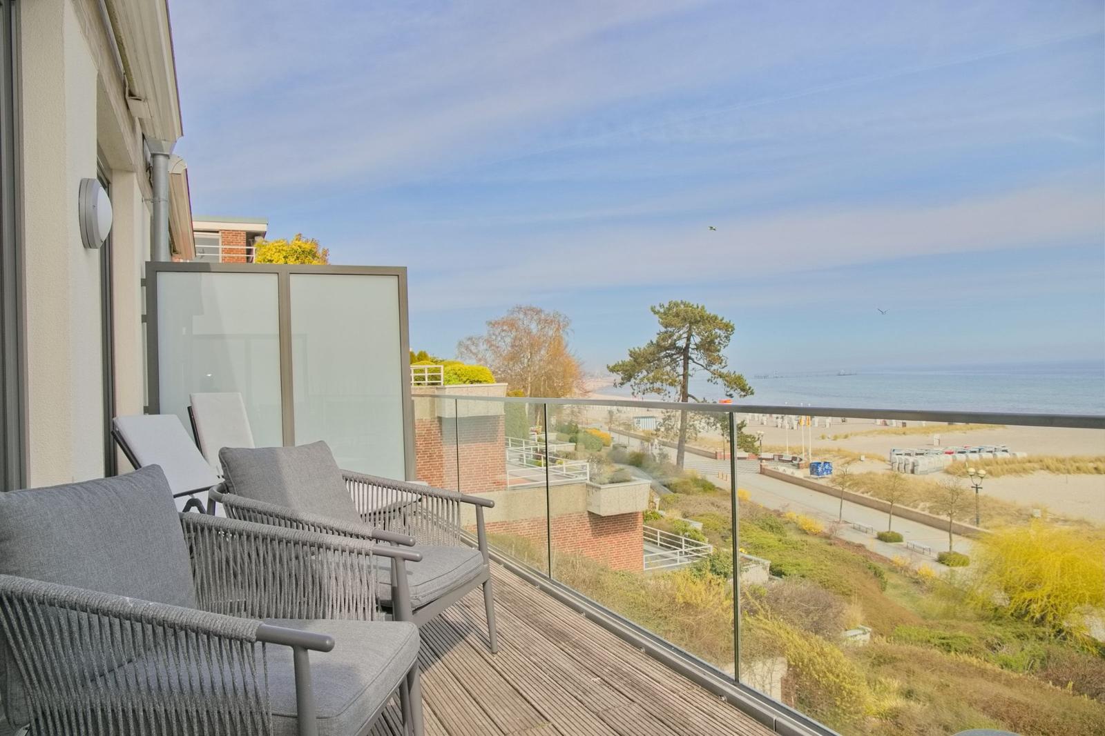 Terrasse mit Sitzgelegenheiten und Meerblick