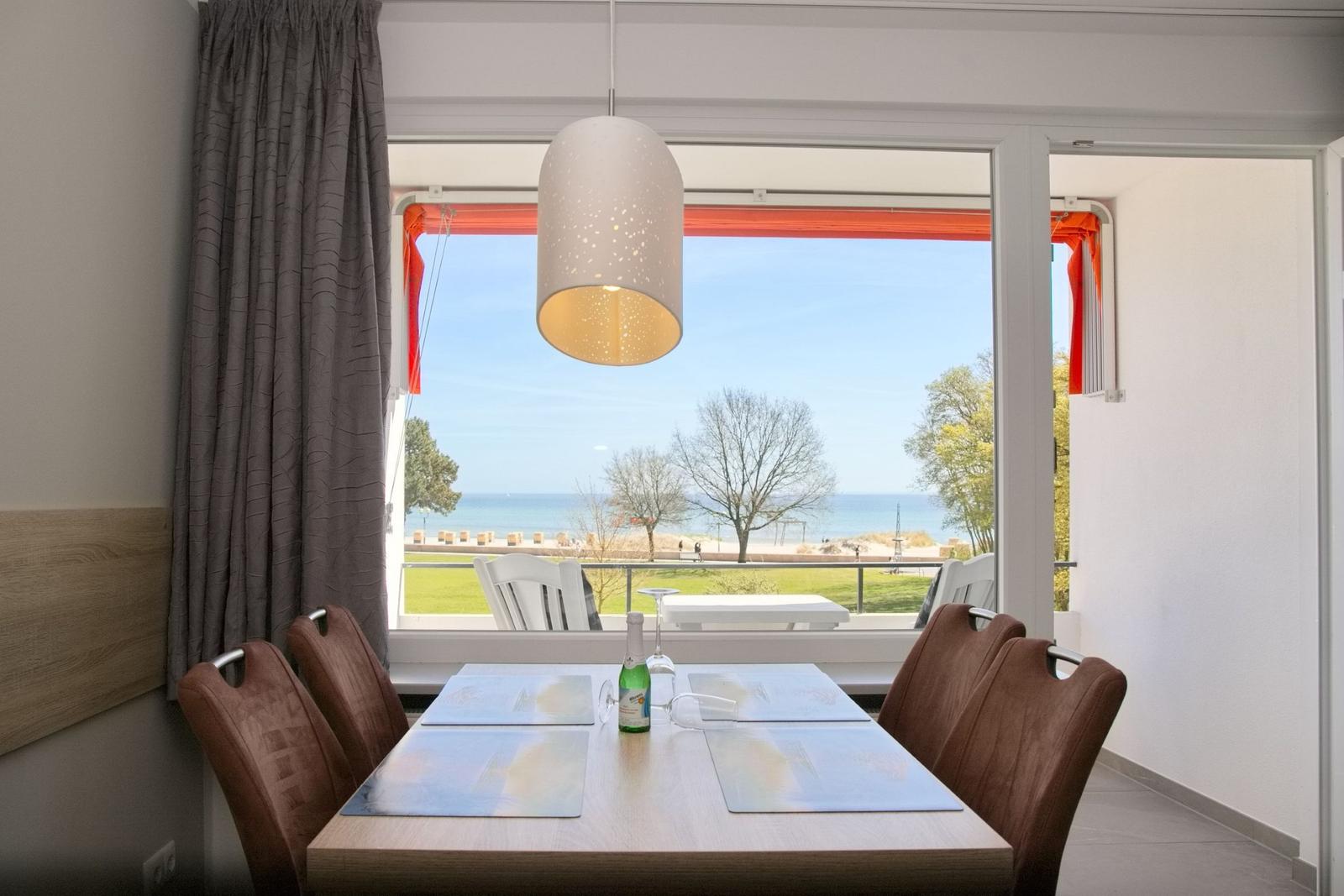 Esszimmer mit Blick auf Strand und Meer