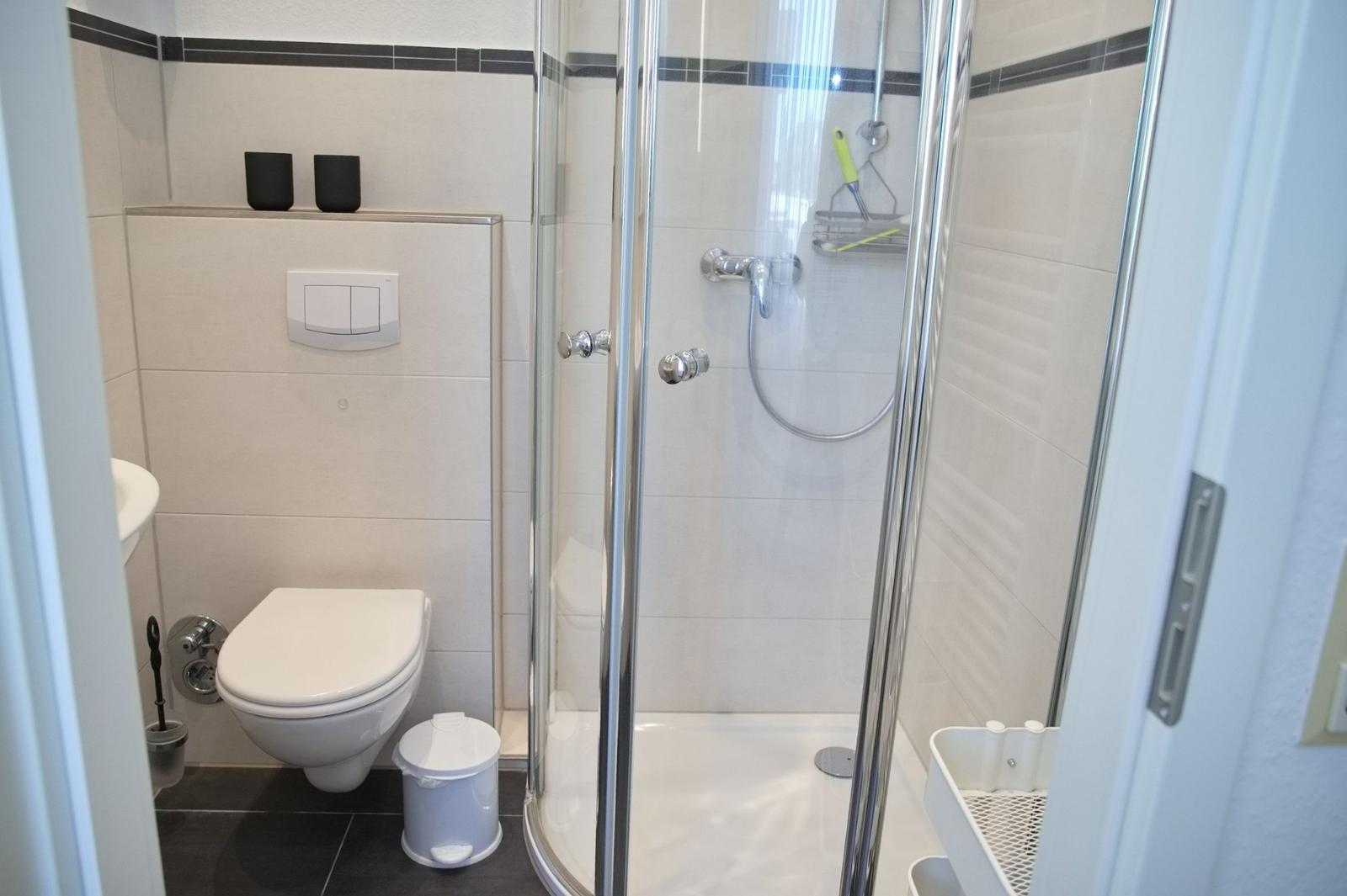 Bad mit Dusche, Toilette und Waschbecken