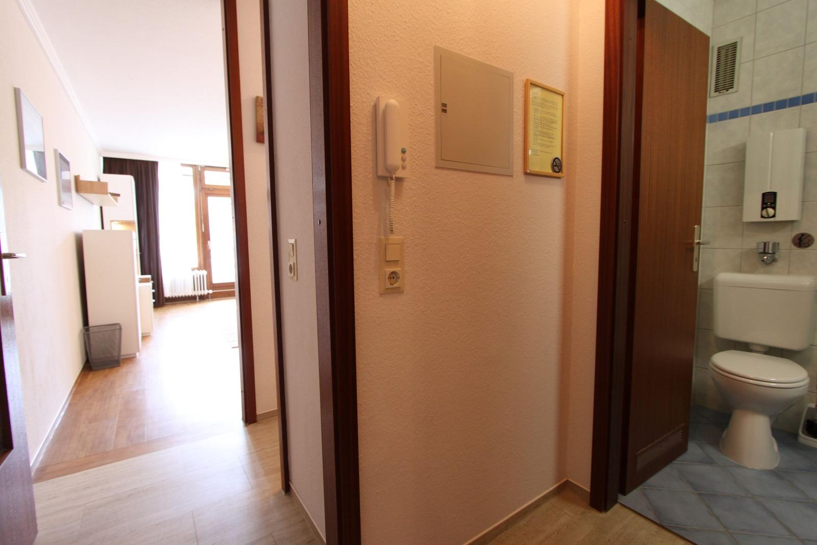Flur mit Toilettenraum und Blick in Wohnbereich