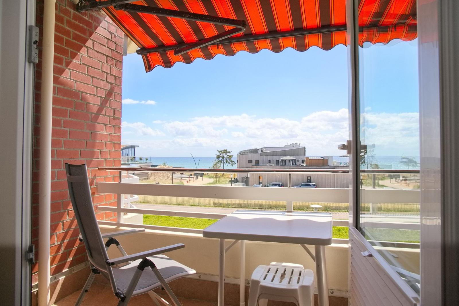 Terrasse mit Sitzgruppe und Blick aufs Meer