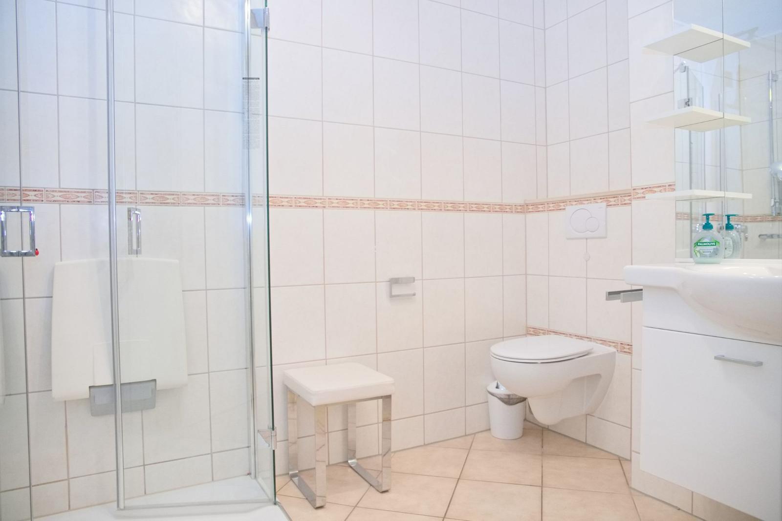 Badezimmer mit Dusche, Toilette und Waschbecken