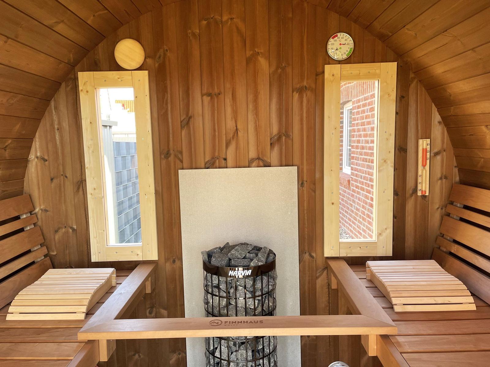 Sauna mit Holzbank, Steinofen und Temperaturanzeige