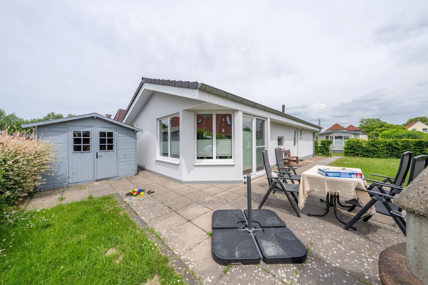 Wohnhaus mit Terrasse, Garten und Gartenhaus. Außengestell und Sitzgruppe vorhanden.