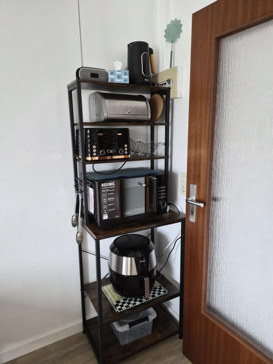 Küchenzeile mit Mikrowelle, Toaster und Airfryer auf Regal