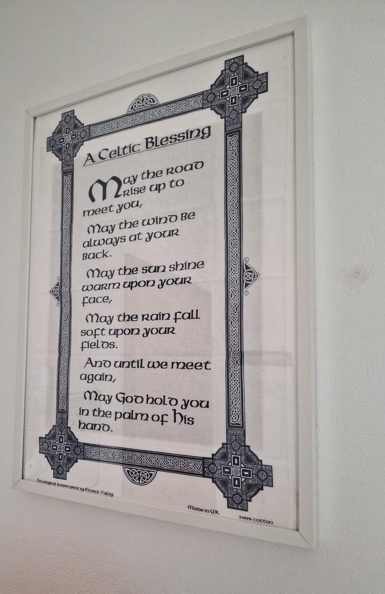 Gefasstes Zitat mit keltischem Ornament an der Wand