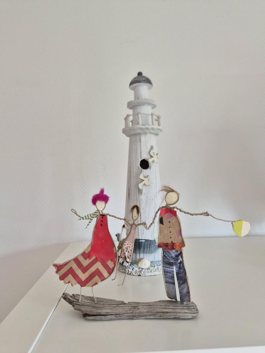 Dreifach-Figur mit Leuchtturm auf Holzstumpf
