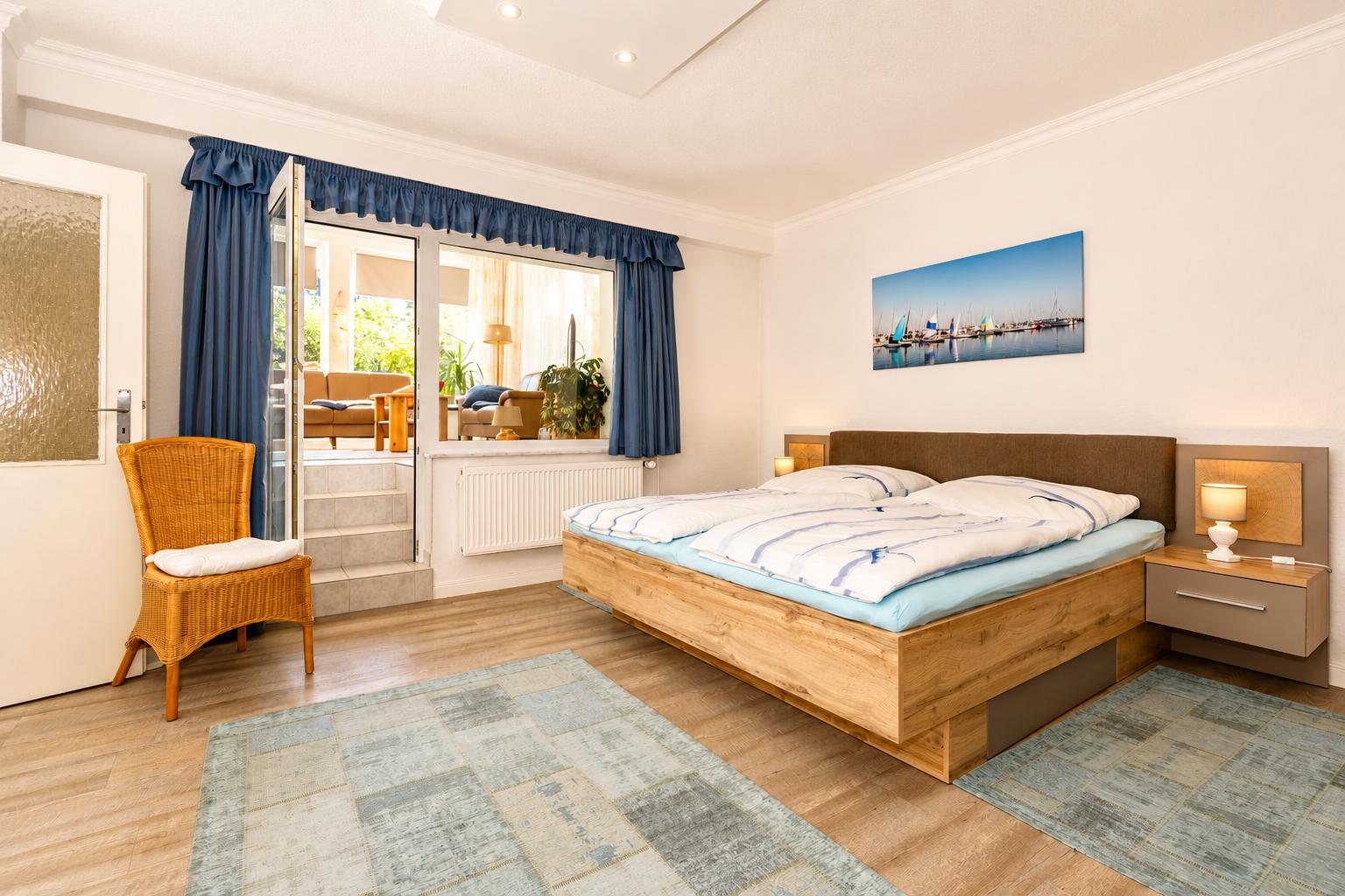 Schlafzimmer mit Bett, Nachttisch und Blick auf Terrasse