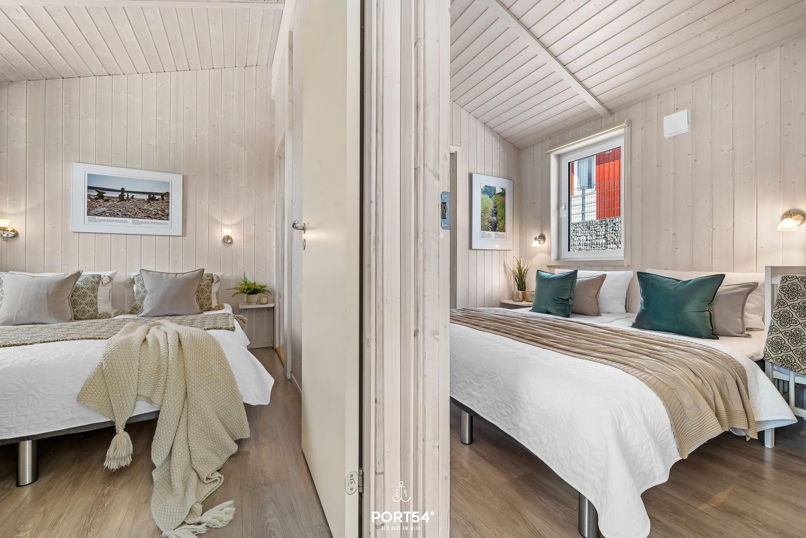 Zwei Schlafzimmer mit Holzwänden, Betten und Fenstern.