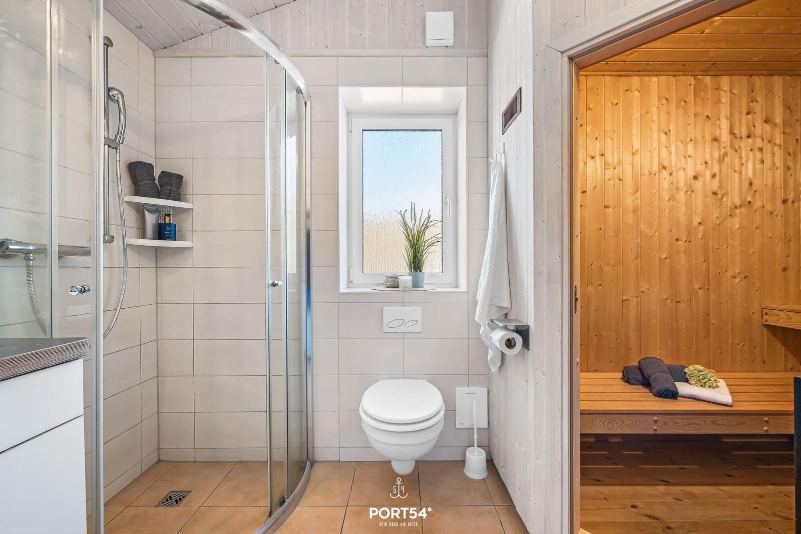 Badezimmer mit Dusche, Toilette und Sauna