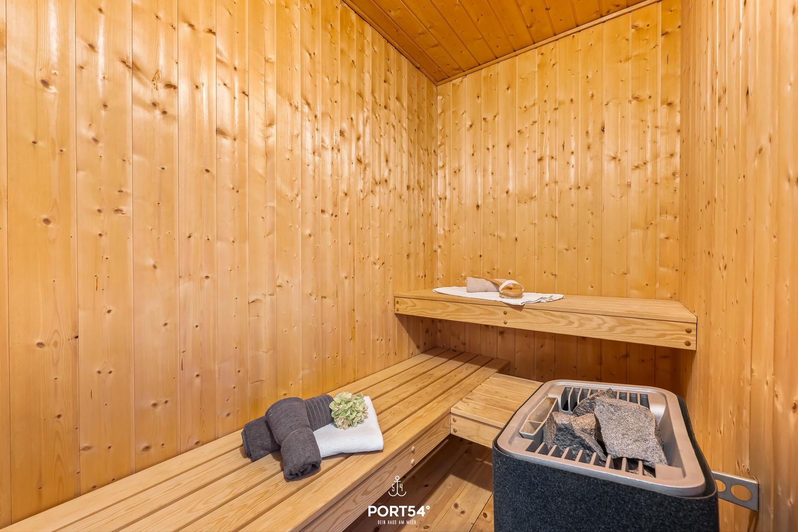 Sauna mit Holzwand, Bank und Steinkachel