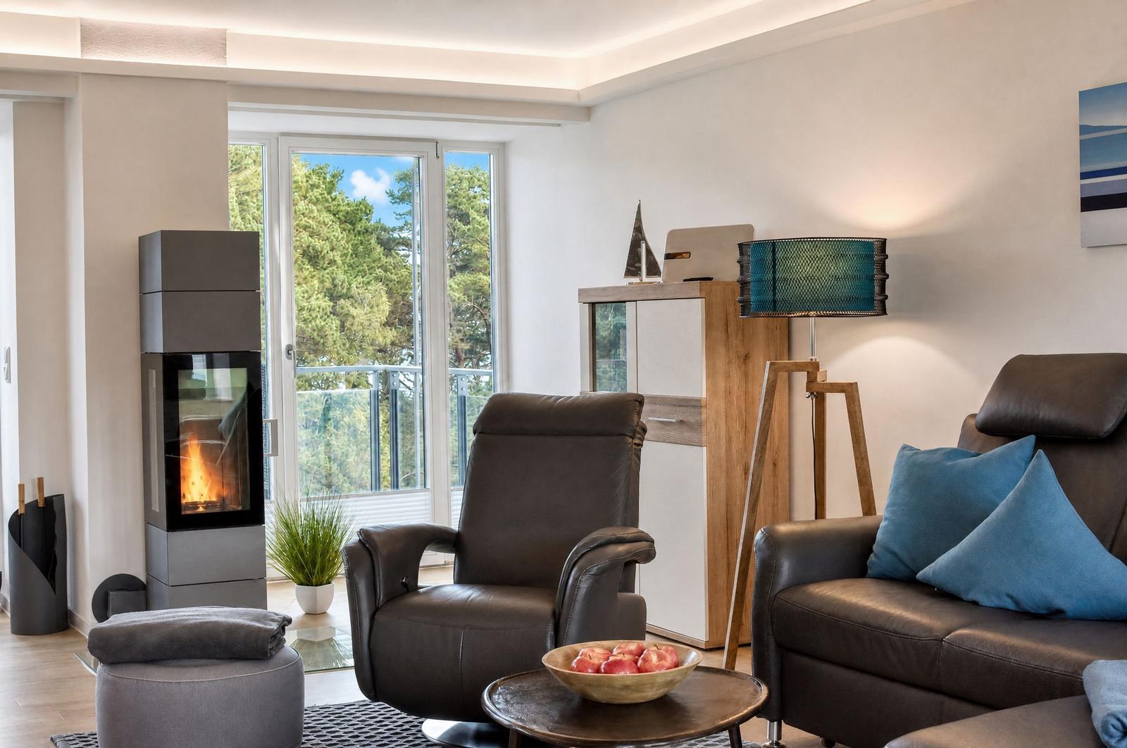 Wohnzimmer mit Sitzgelegenheiten, Kamin und Balkonblick durch große Fenster.