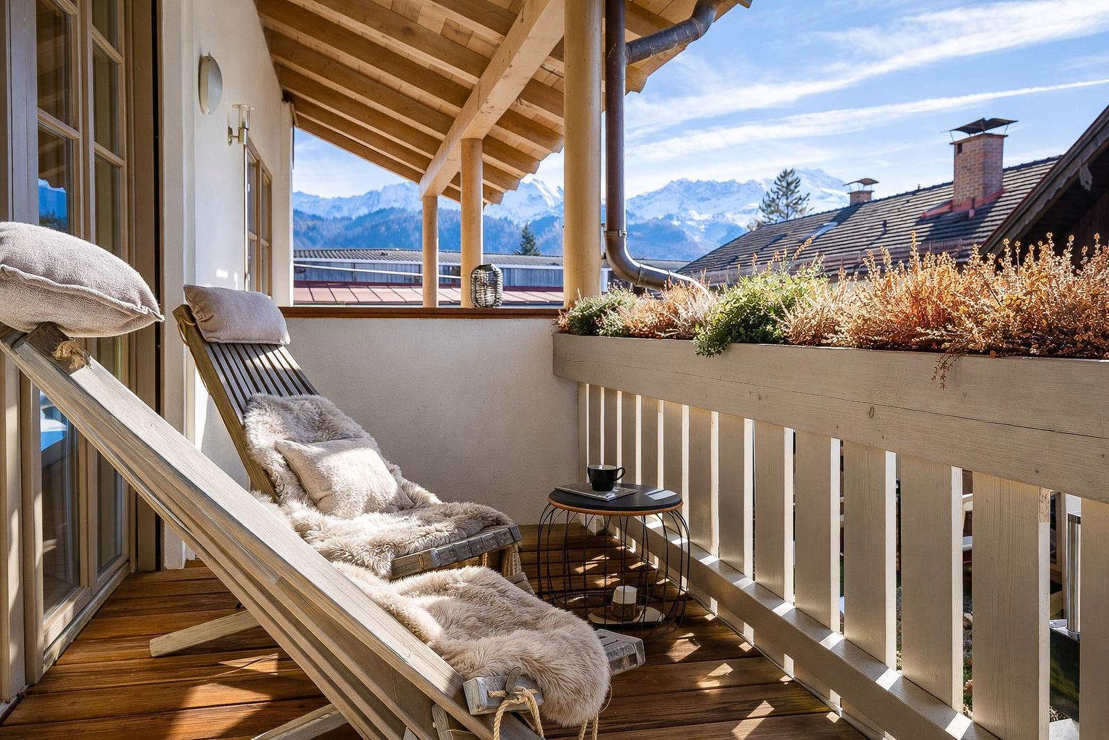 Terrasse mit Liegestuhl, Blick auf Berge und Dächer