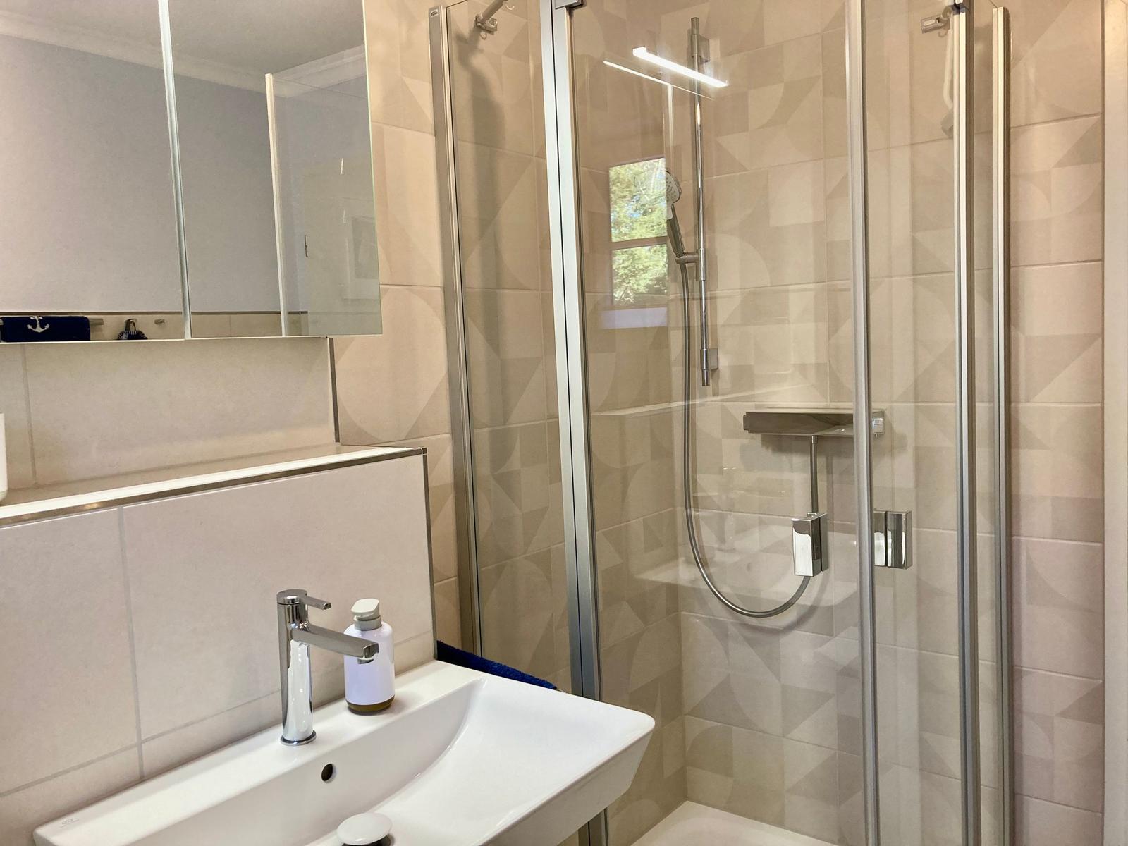 Badezimmer mit Dusche