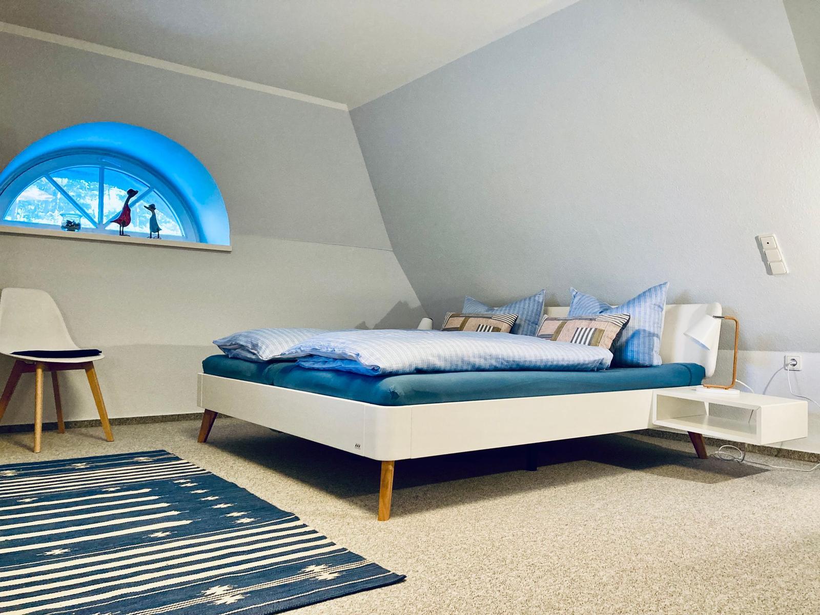 Schlafzimmer mit Doppelbett