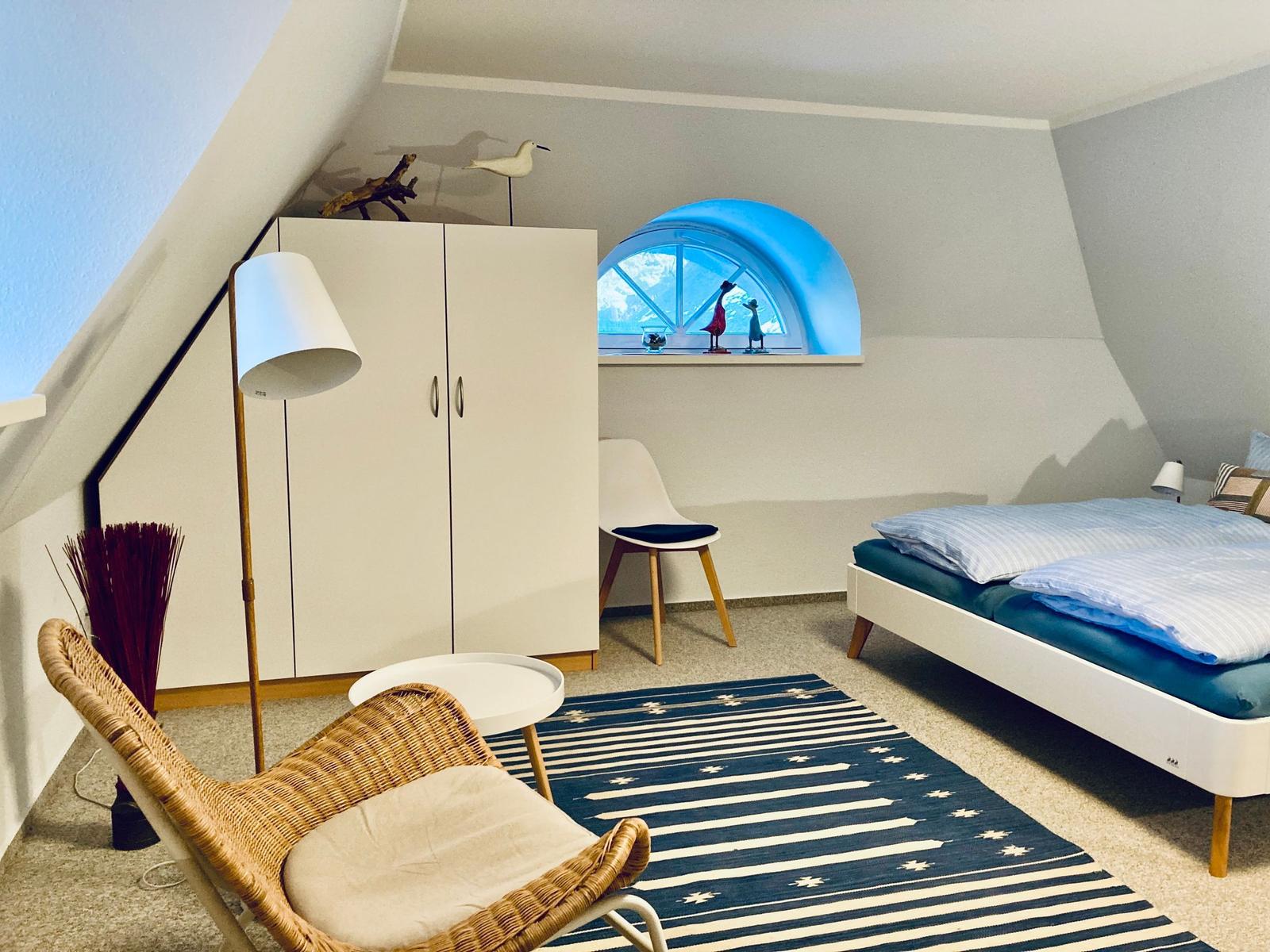 Schlafzimmer mit Doppelbett und Kleiderschrank