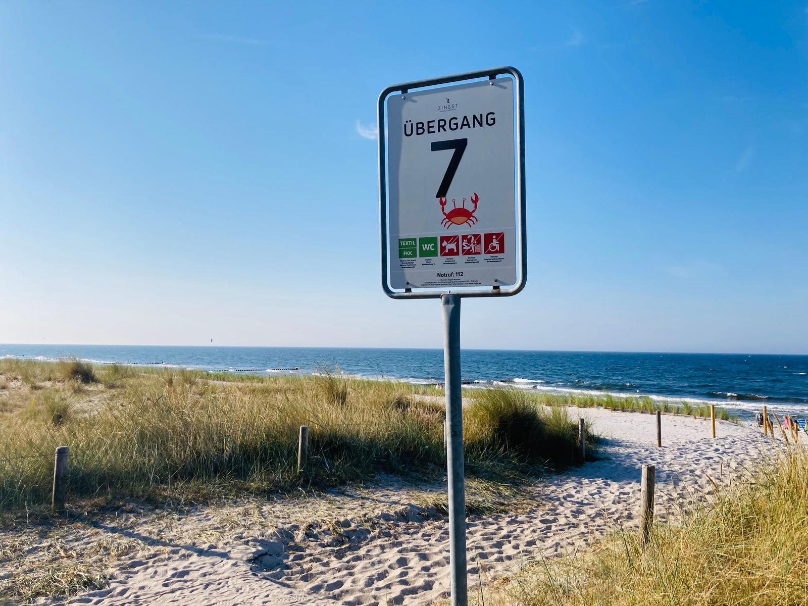 Übergang 7 am Strand mit Sanddünen und Meer im Hintergrund.