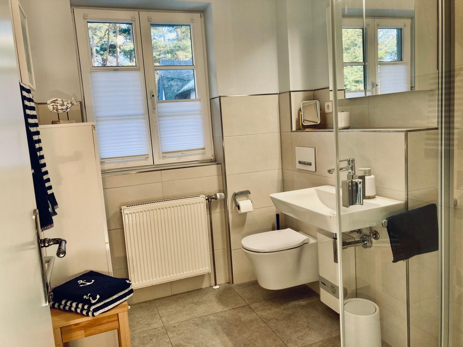 Badezimmer mit Dusche und Waschbecken