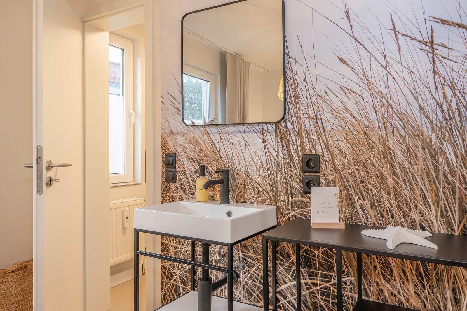 Waschbecken mit Spiegel und Pflanzenwand im Badezimmer