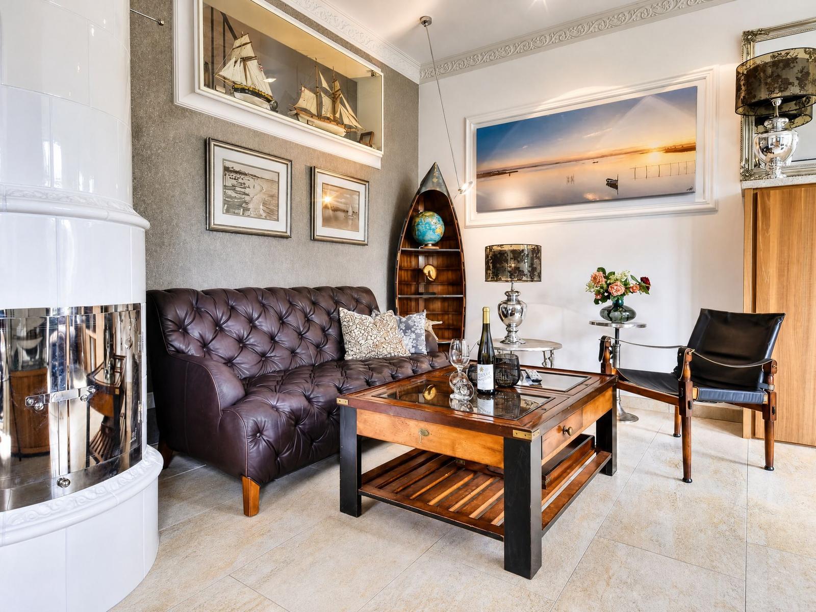Wohnzimmer mit Ledersofa, Holzcoffee-Tisch und Wanddekoration.