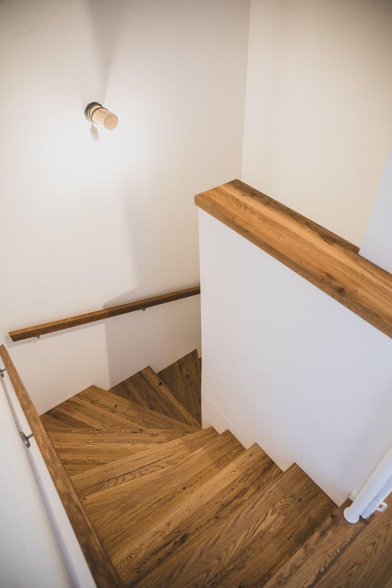 Holzgetriebene Treppe mit Handlauf und Wandbeleuchtung