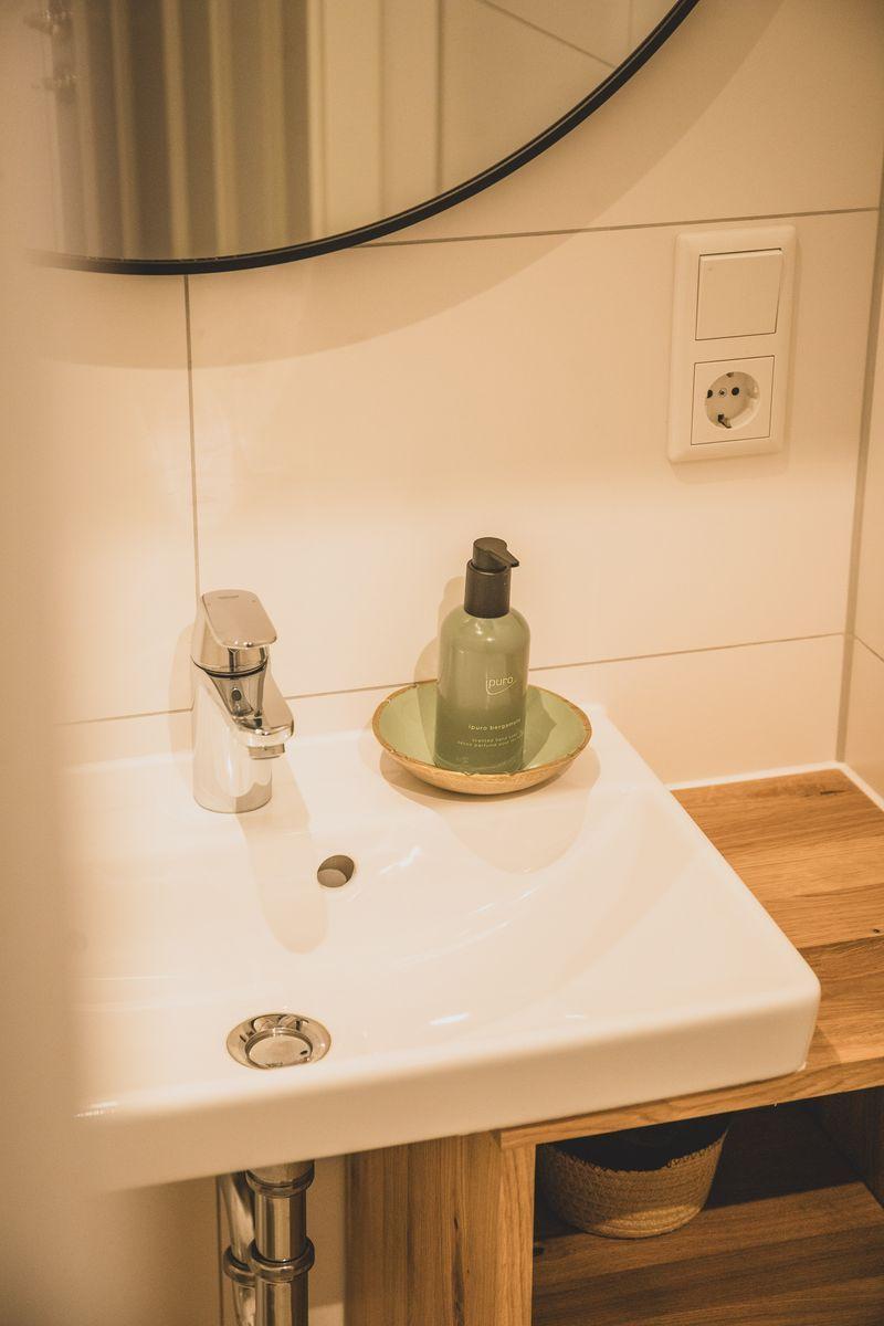 Waschbecken mit Spiegel, Seife und Steckdose