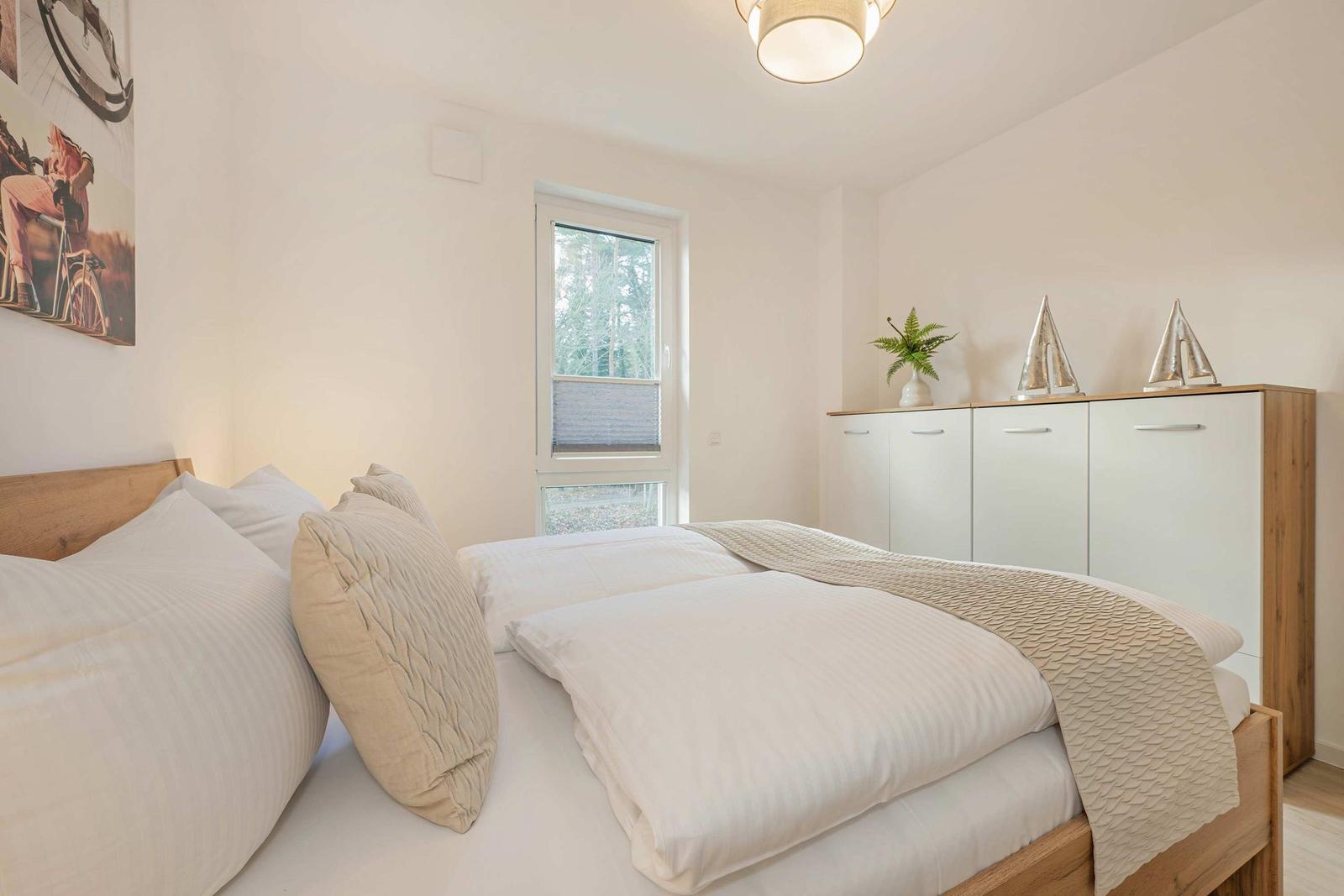 Schlafzimmer mit Bett, Fenster und Schrank. Wandbild und Dekoration.