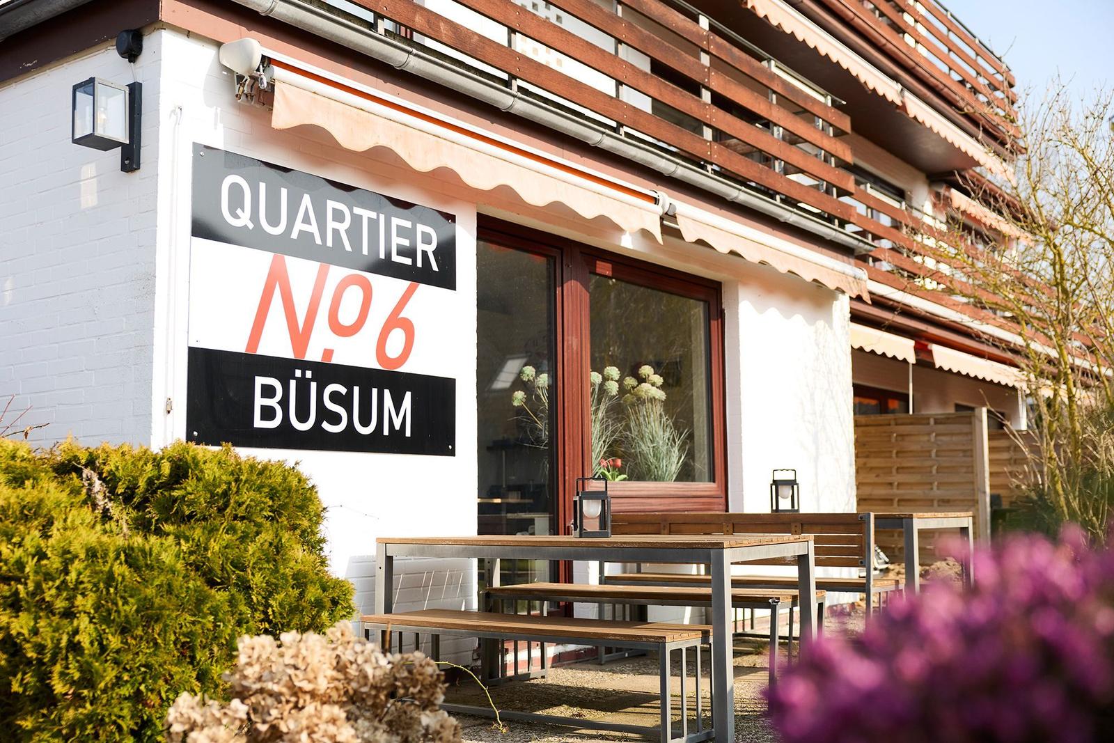 Quartier No 6 Büsum mit Außenterrasse und Holzveranda.