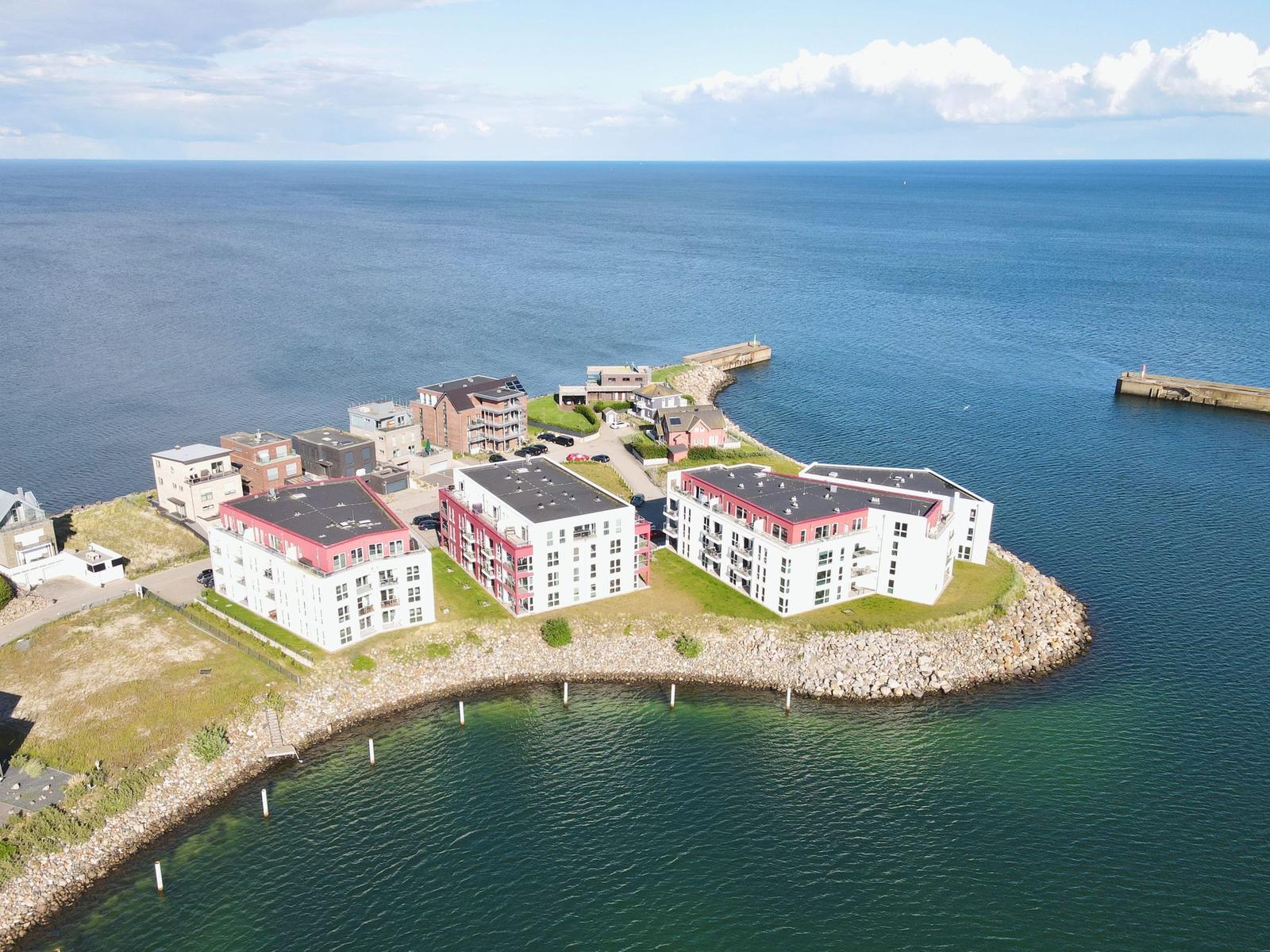 Meerfrontwohnungen auf einer Insel mit Blick auf das Wasser.