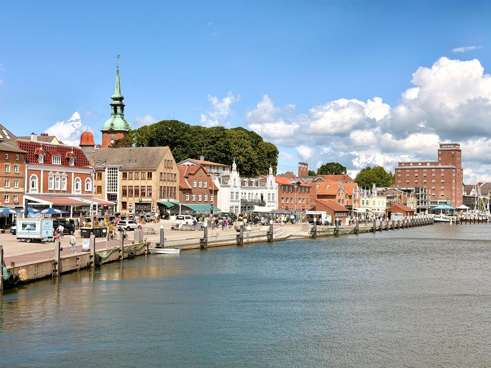 Hafenstadt mit historischen Gebäuden und Wasserfront