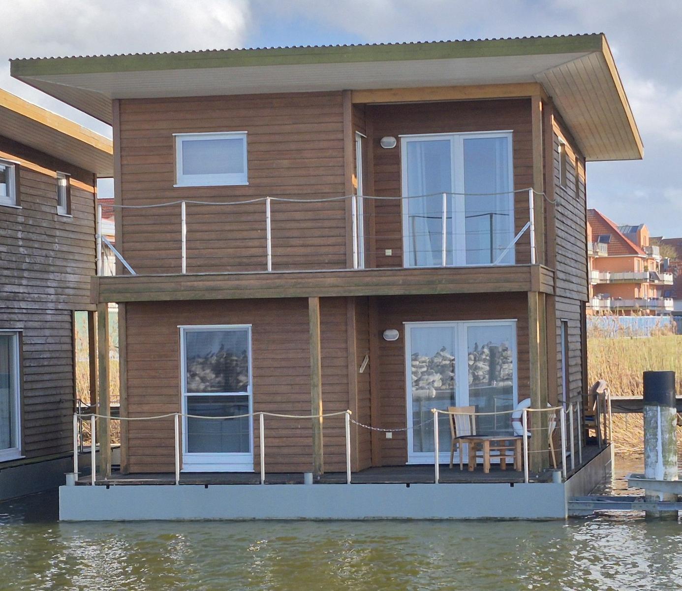 Blick auf Haus vom Wasser aus