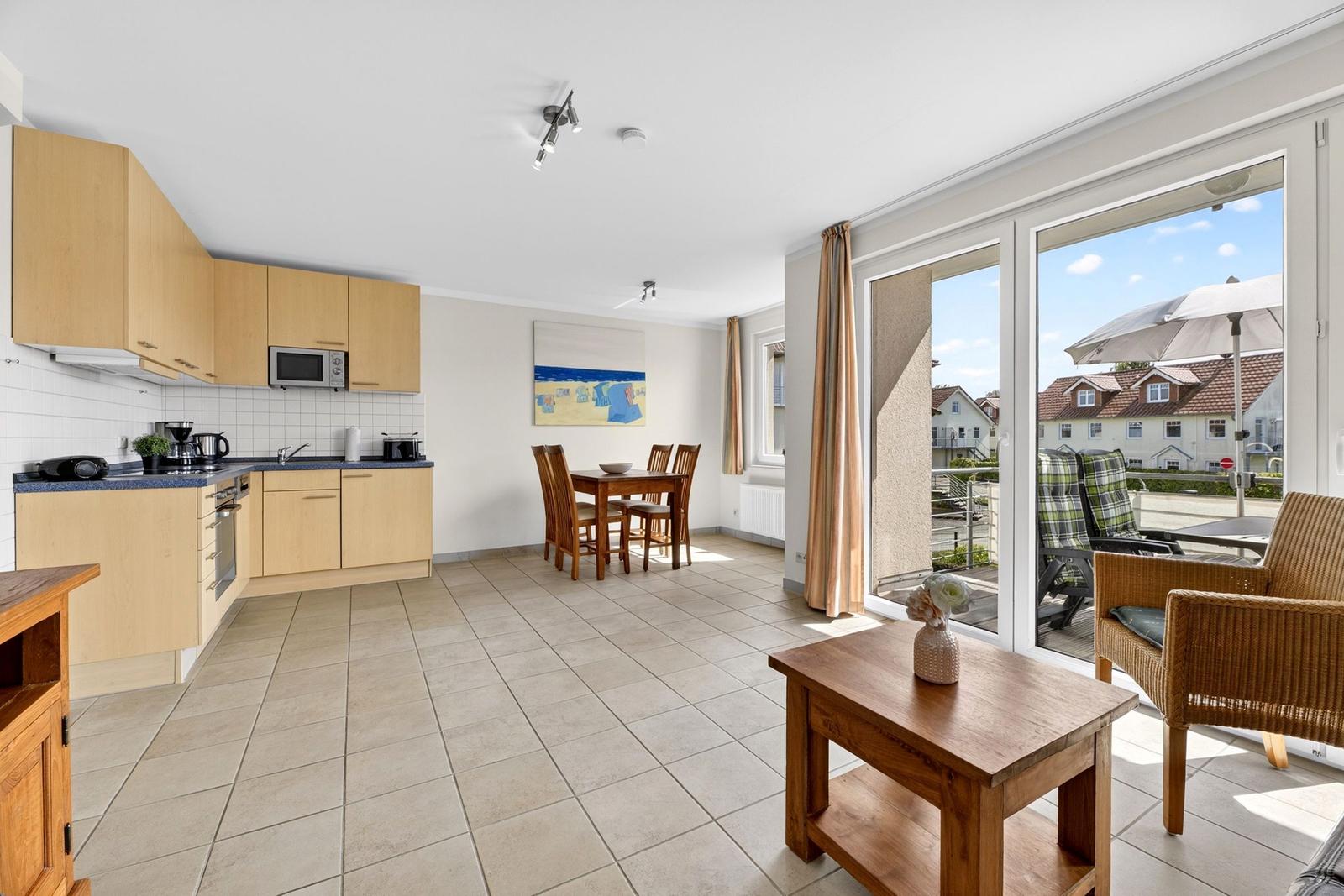 Küche, Essbereich und Balkon mit Sitzgelegenheiten. Holzmöbel und Terrassenmöbel.