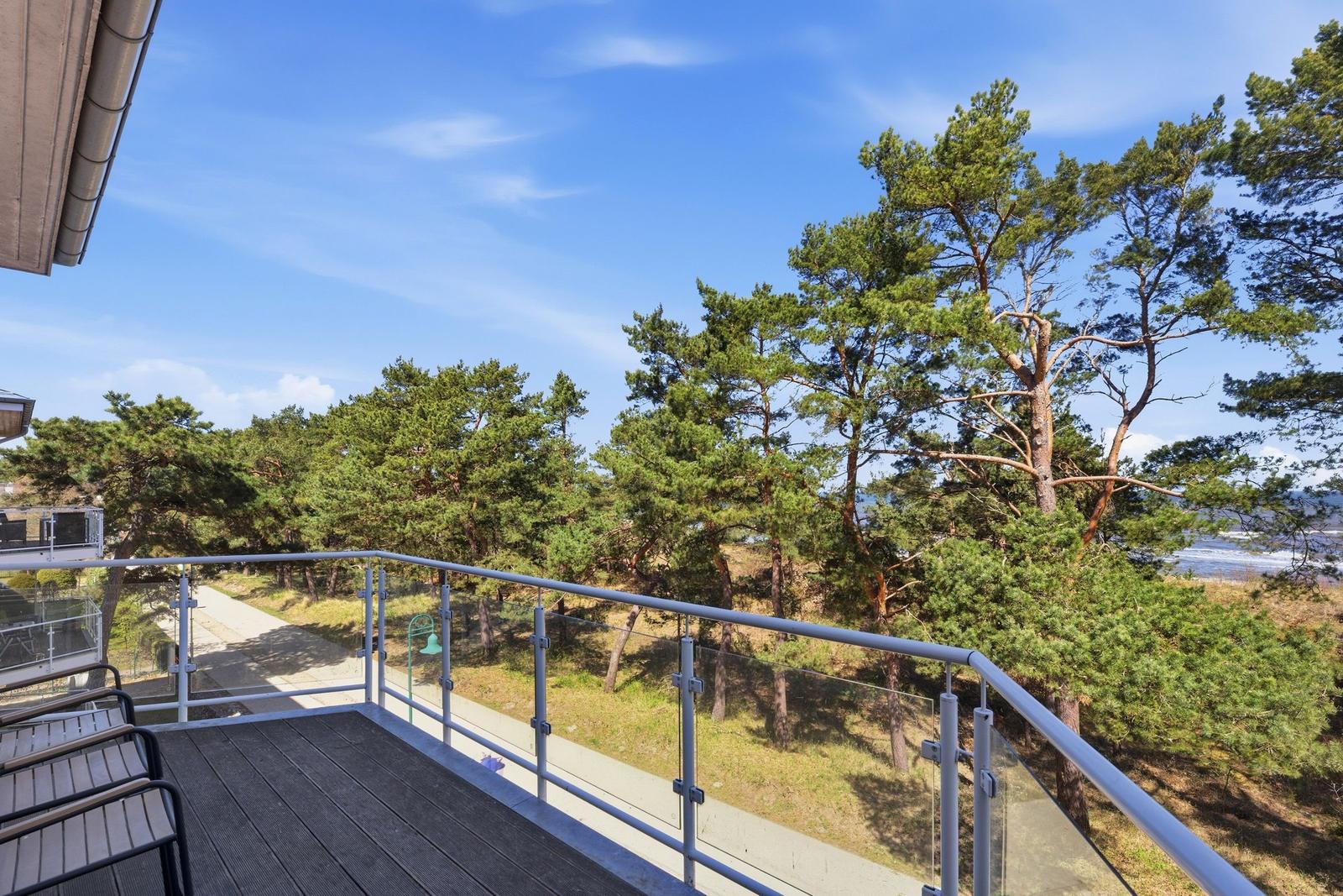 Terrasse mit Blick auf Pinienwald und Strand